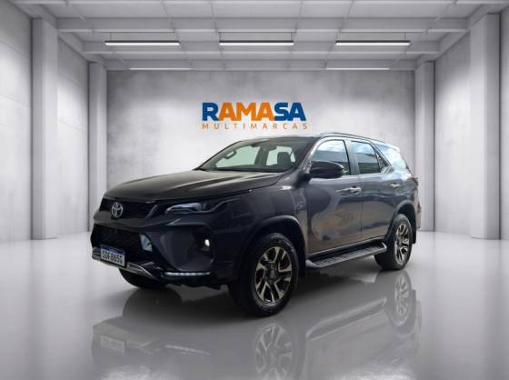 TOYOTA HILUX SW4 2.8 D-4D TURBO DIESEL SRX PLATINUM 7L 4X4 AUTOMÁTICO TOYOTA HILUX SW4 2.8 D-4D TURBO DIESEL SRX PLATINUM 7L 4X4 AUTOMÁTICO